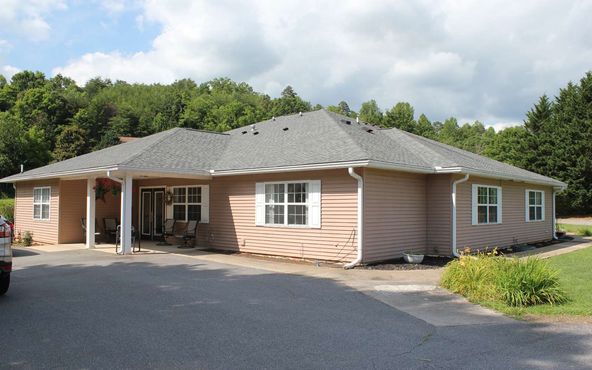 56 W Vineyard Ln, Hayesville, NC 28904